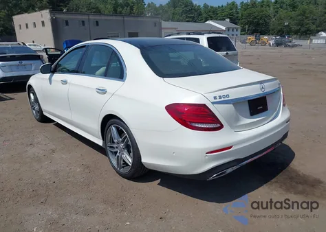 2017 Mercedes-Benz E 300 4Matic z USA, uszkodzony, nr VIN WDDZF4KB6HA212912